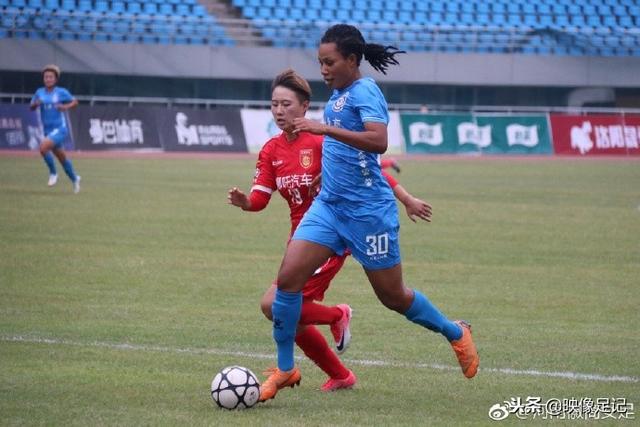 体育报：莱万5场进1球 巴萨管理认为应引进新中锋