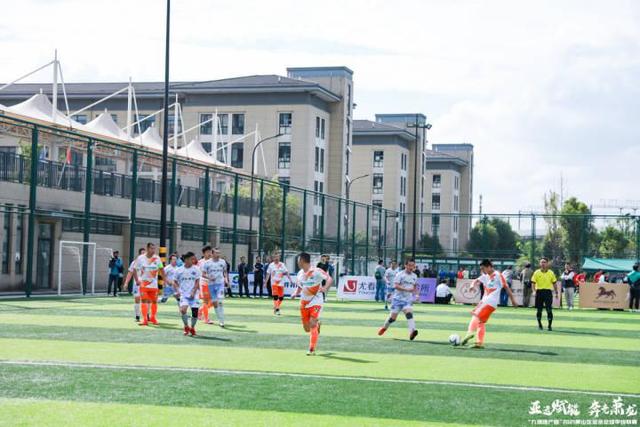 巴黎vs拜仁球迷挂出横幅：滚蛋，财阀纳赛尔！